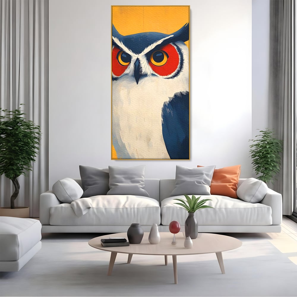 Tablou canvas cu tablou canvas cu bufnita stilizata, in rama de aluminiu auriu, pe perete intr-un living